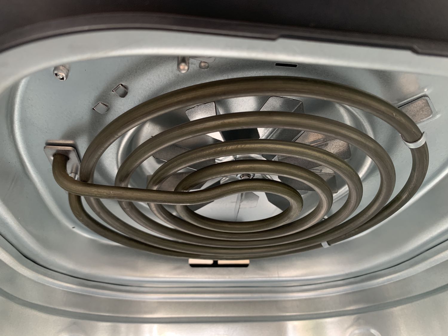 Mua xong dùng cả tháng rồi mới quay lại ***.  Tìm nồi để mua cũng có quá nhiều loại. Quyết philip rồi thì cũng ko biết chọn loại nào. Tìm hiểu mãi quyết định rước em này. Nhà m có 2vc vs 1 bé thôi. Nhu cầu ko nhiều. Ban đầu định lấy 9745 nhưng thấy 9745 size nhỏ hơn 9270 nhưng giá lại chát hơn. Chắc được thêm 2 cái phụ kiện là khay quạt hứng đâu vs nồi nướng bánh. M thấy ko cần thiết. Quan trọng vẫn là kích thước và giá thành. 9650 thì đắt nhất và cũng to nhất. M ở trọ nên nhà chật. Cũng ko có chỗ để. Thấy em 9270 này là hợp lý nhất. Quả là ko hối hận. Nồi to. Maixo ko có cái gờ sắc sắc. Tnay dễ rửa hơn này. Nếu bạn dùng giấy nến lót dầu và cả nắp chắn dầu thì sẽ bị cản nhiệt khá nhiều đấy. M nghĩ khi nào nướng cả con gà thì may ra mới bị bắn lên maixo thôi. Ncl ưng. Ko biết em nckd sớm hơn thì đỡ tốn cả dầu cả gas và cả tg đứng chiên rán gãy chân trong bếp rồi!