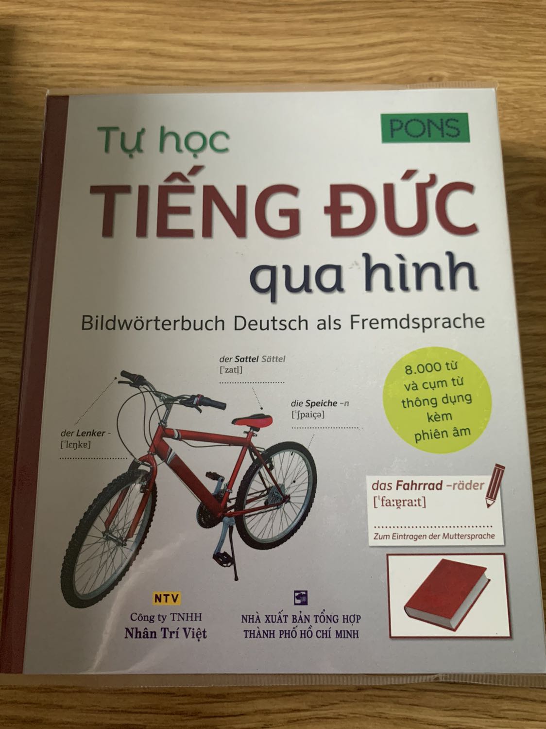 Sách nhỏ gọn đẹp nhưng không có tiếng Việt hay tiếng anh gì luôn toàn tiếng đức không à 🥹🥲🥲🥲🥲