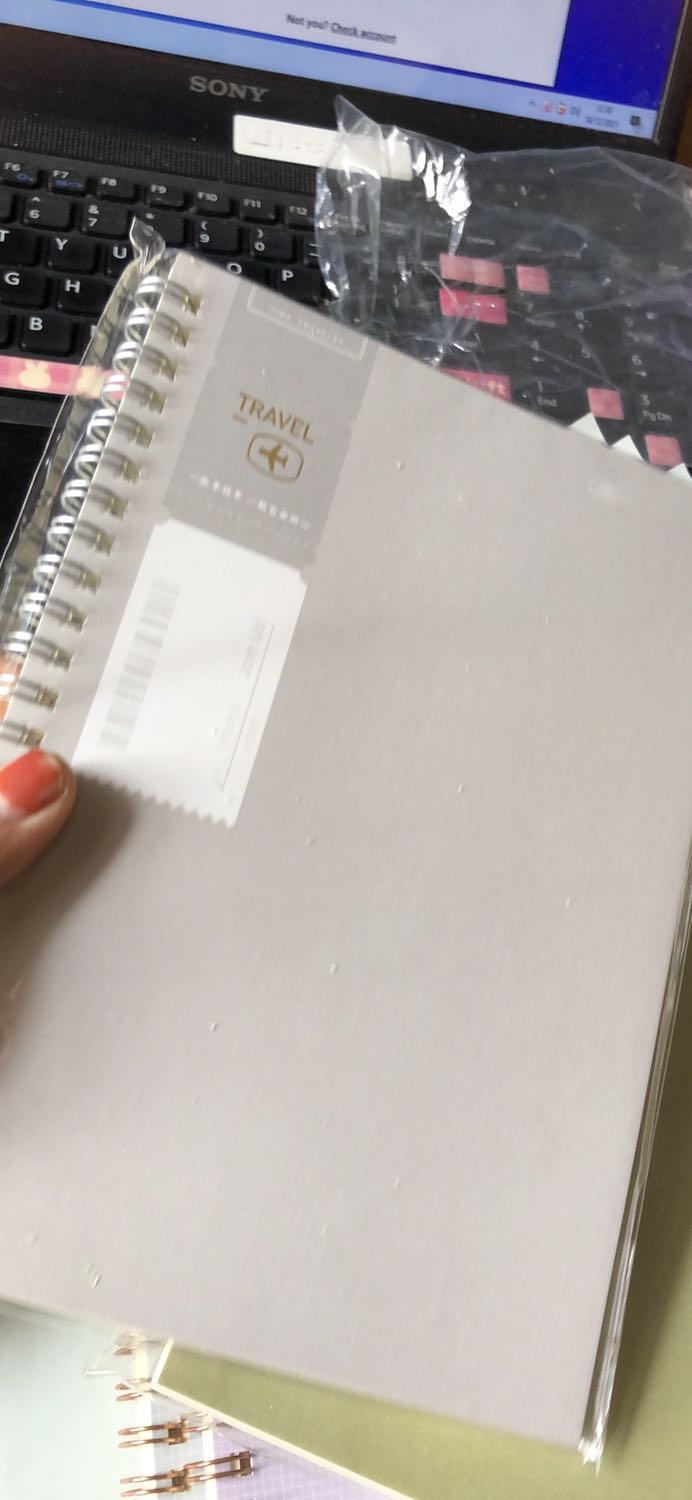 Mua vì đam mê thôi. Cứ mua cho nó tiện chứ chưa dùng. Bút nước viết có thấm nhưng ko quá nhoè nhé các b . Mua 20k 1 quyển gì đó