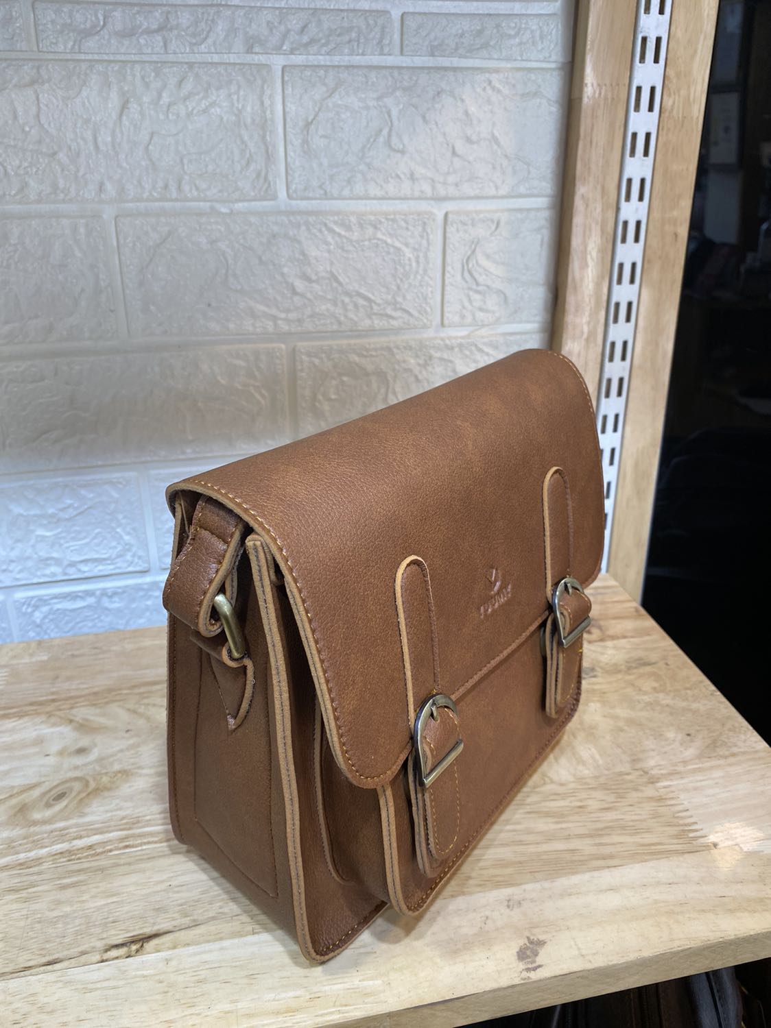 Ở xa nên nhờ shop gói hàng sợ mất form , k ngờ shop chu đáo v luôn, nhận hàng form túi còn nguyên k bị gãy nè, ưng ghê tặng shop fback xịn nè