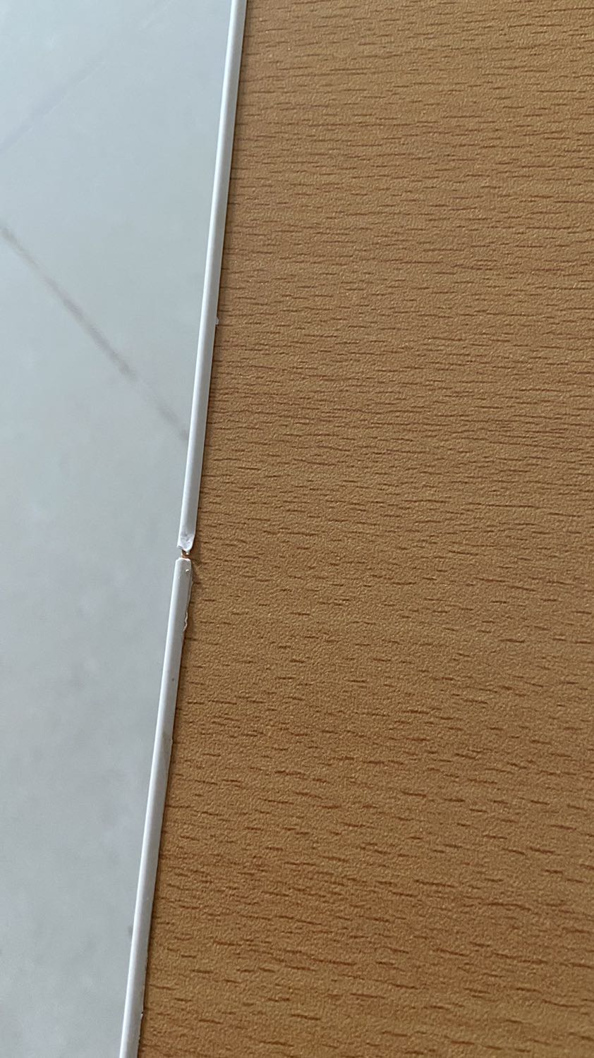 Chất lượng gia công kém. Dơ bụi. K cẩn thận dễ bị cắt tay. Mua mới mà chân bàn có dấu hiệu gỉ sét