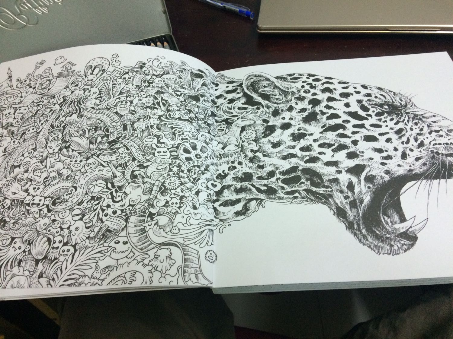 Sách đẹp cực các bạn ơi! Dù ko vui lắm tại me giảm giá hụt nhưng cực kỳ ưng ý với chất lượng luôn. Giấy dày, nét vẻ tỉ mỉ lắm. Tác giả dùng bút ngòi fine line vẽ mà, quá trời doodles tô không biết khi nào mới hết. Có mấy trang còn để chi tiết trắng cho mình vẽ thêm vào nữa. Sách đã dày, lại to còn lắm chi tiết, nên mình lặp lại, tô không thấy hồi kết :))) Cực hài lòng luôn ?