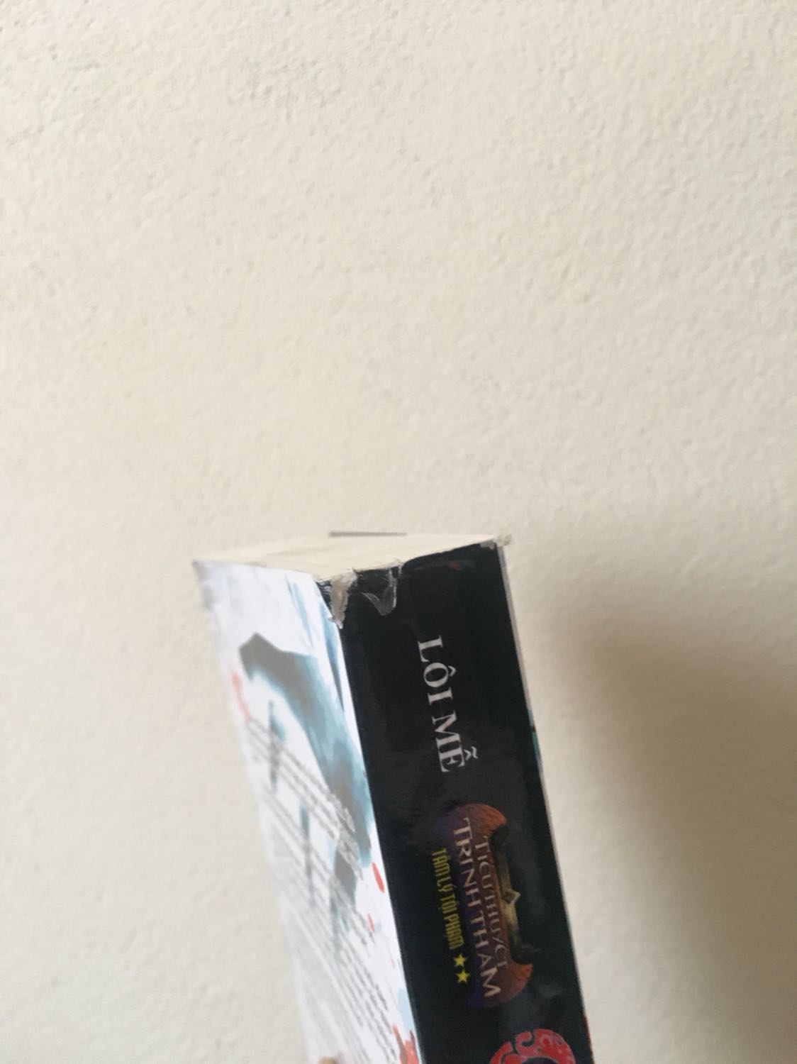 Đầu tiên cảm ơn tiki đã giao hàng nhanh. Về phầm truyện thì ko có gì để chê, Lôi Mễ quá xuất sắc rồi. Còn phần sách thì ko có gì để khen. Sách thì RÁCH GÁY, BÌA sách XẤU như ko thể xấu hơn. Logo và tên nxb thì chạm lề quyển sách. =)) font chữ bìa sau thì nhoè mờ đến nỗi ko thể phân biệt đc dấu má gì nữa. Phần truyện dịch thì lỗi font, sai chính tả. Ko biết là biên tập kiểu gì nữa. =)) Còn có những trang đang yên đang lành tự nhiên chữ mờ tịt như hết mực. =)) Cảm giác sách phát hành của nxb Hồng Đức đều ko chất lượng bằng các nxb khác... haizz