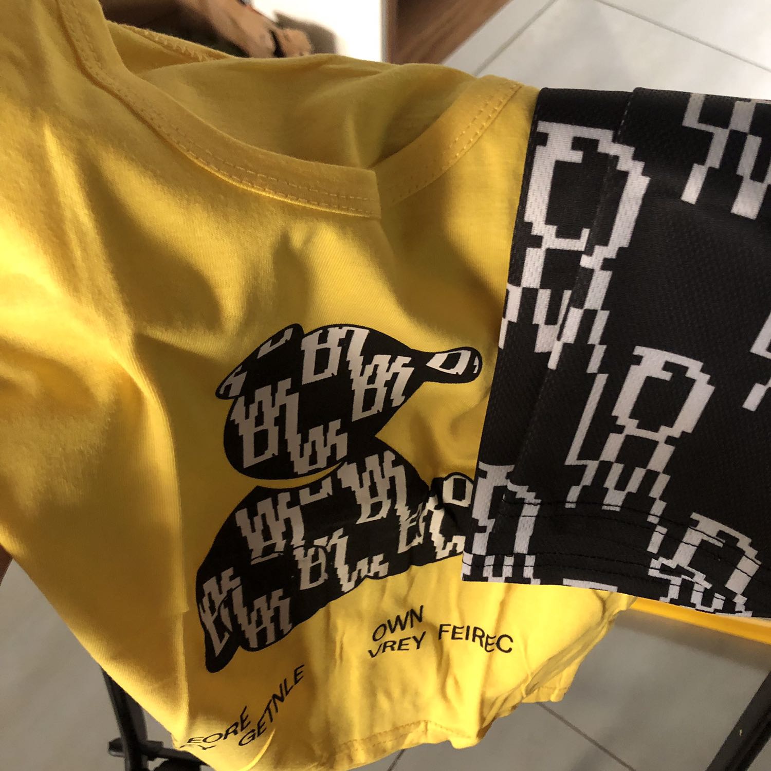 Shop chuẩn bị hàng và giao siêu nhanh luôn. Mặc dù shop bán hàng giá rẻ nhưng chất lượng ko làm mình thất vọng. Đồ ko 1 cọng chỉ thừa. Vải mát nữa. Với thấy thấm mồ hôi tốt nè