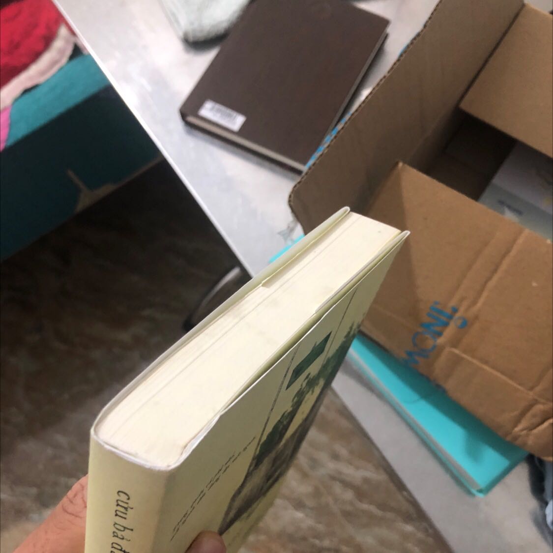 Bìa bị nhăn rất nhiều và cả chính cuốn sách cũng bị nhăn ở phần góc vài trang  thấy có vẻ bị cũ đi rất nhiều và có vết bẩn 😢😢😢