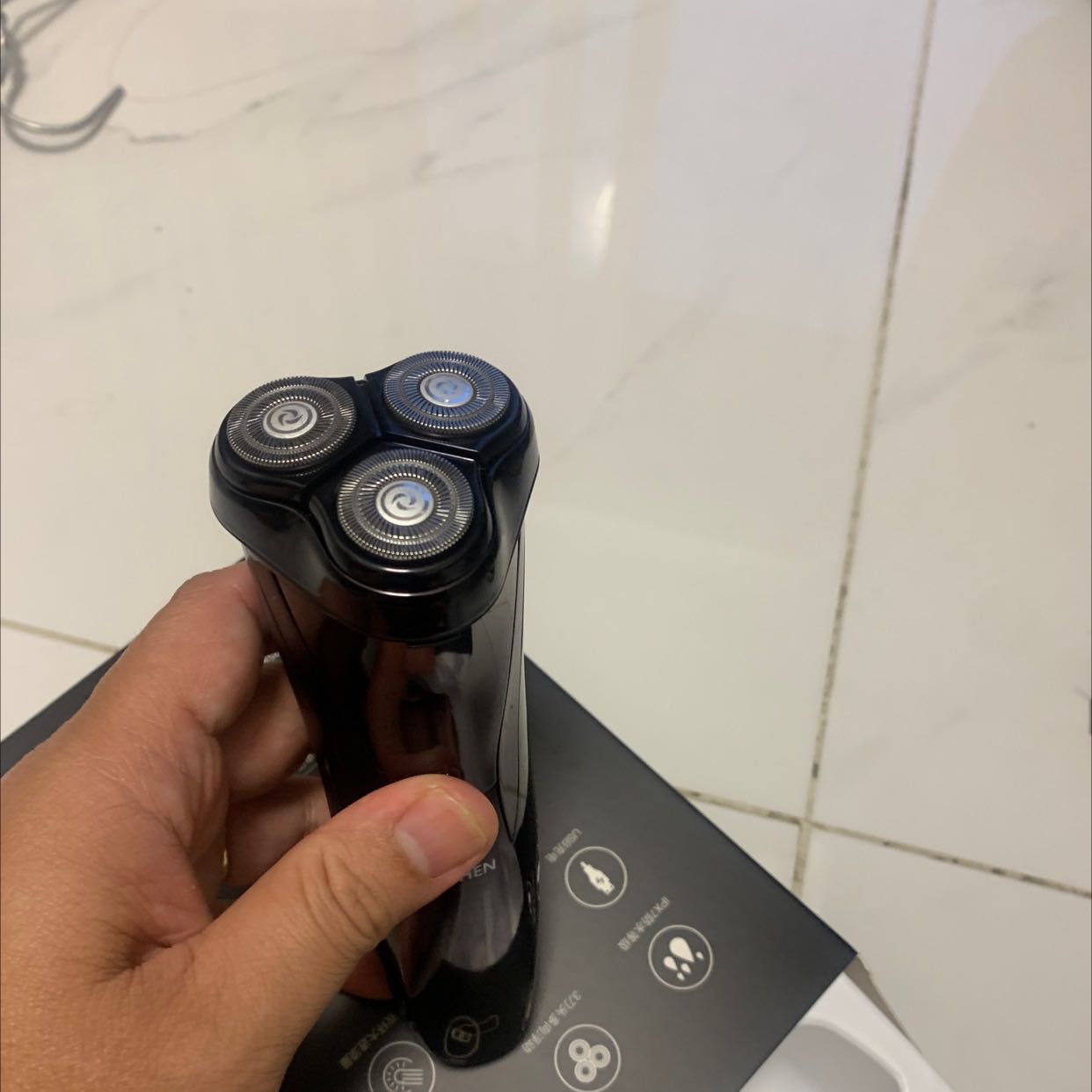 Sản phẩm như quảng cáo, đóng gói cẩn thận, sản phẩm chất lượng, sản phẩm đẹp, sản phẩm sài tốt, cạo sạch râu, pin sài lâu, nhân viên giao hành thân thiện, vui vẻ, giao hành nhanh, giá cũng hợp lý