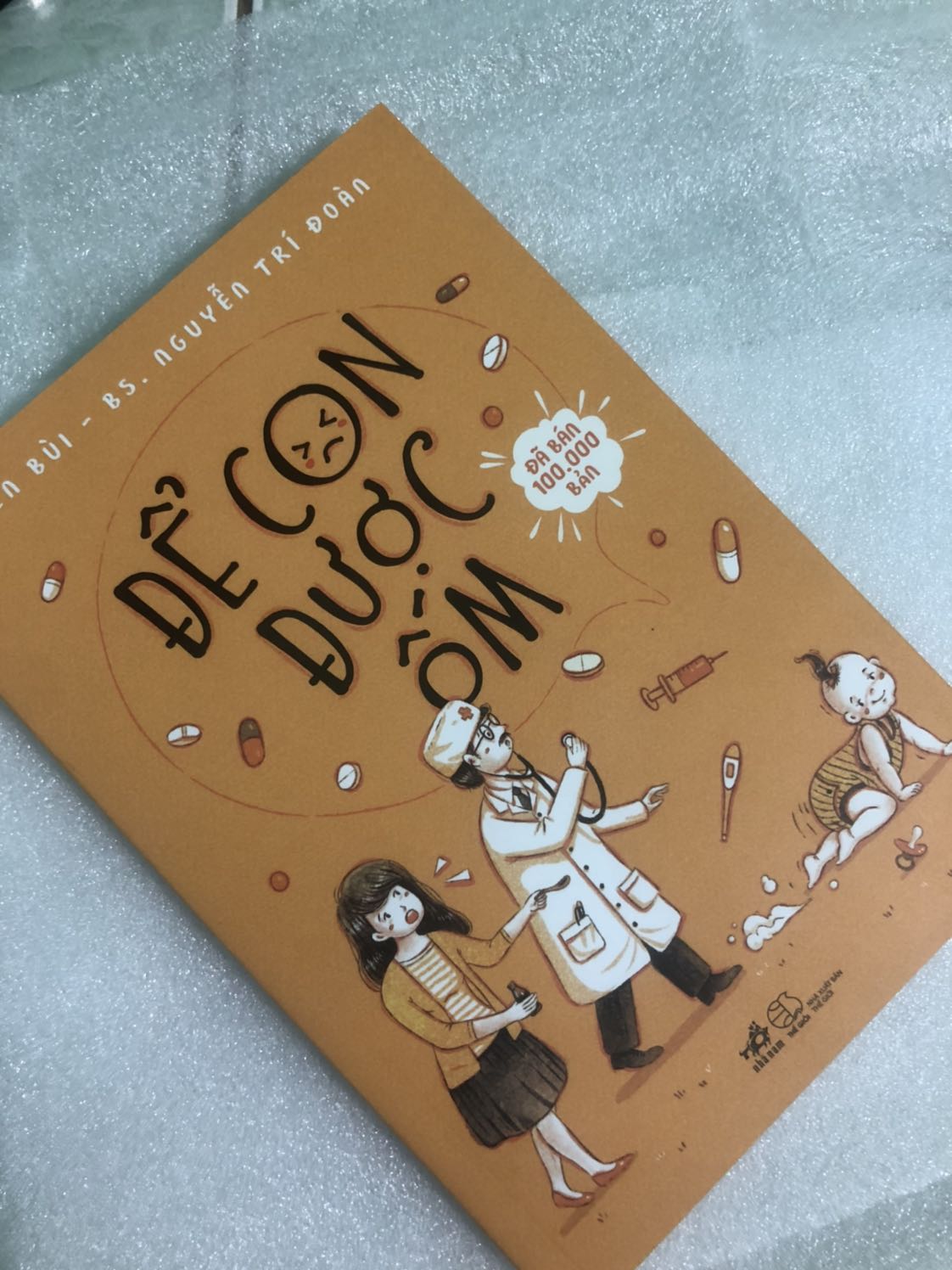 Chọn giao hàng của fhs. Nhận hàng ưng hết sức. Bao bì đẹp. Bọc xốp. Sách mới, không móp méo hay rách.
Tính mua quyển này tặng đứa bạn sắp lập gia đình. Vì mình cũng là người có tí kiến thức về sức khoẻ trẻ em nên sau khi đọc thử quyển này thì đánh giá cao về mặt nội dung. Rất thân thiện, dễ đọc. Cung cấp thông tin cần thiết.