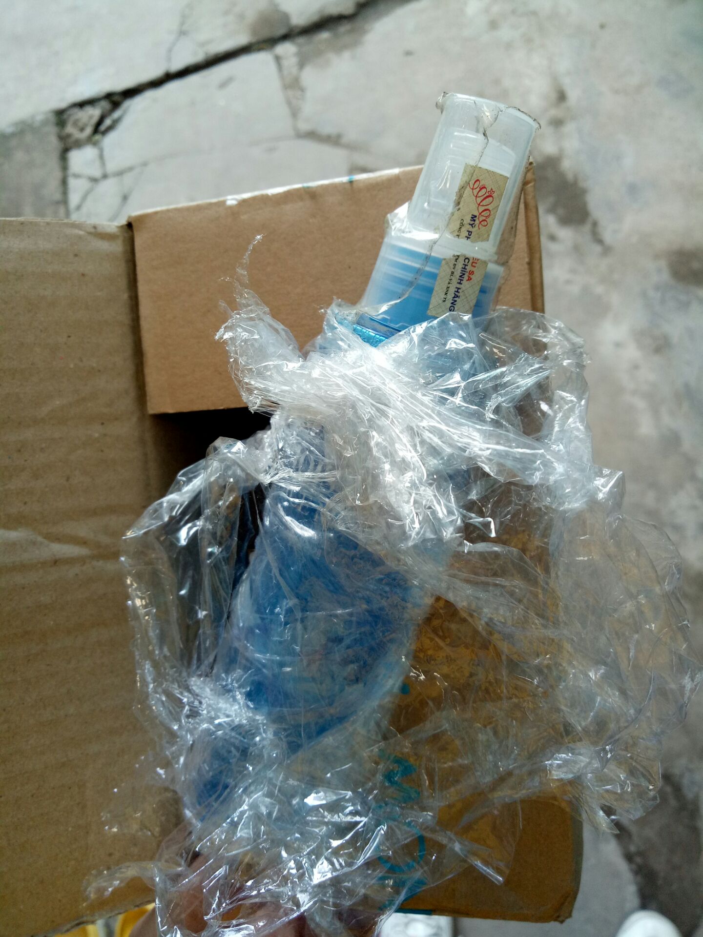 chưa bao h mà thất vọng dã man như này. cảm thấy niềm tin và tiki bị tụt mút luôn á. hàng mỹ phẩm mà nhìn cái chai thì cũ kĩ, chữ dịch tiếng việt thì đã bị phai, mác chính hãng thì đã bị khui... rồi sao? có dám xài k đây ah? mong tiki sẽ có câu trả lời để khách hàng còn dám tin tưởng.