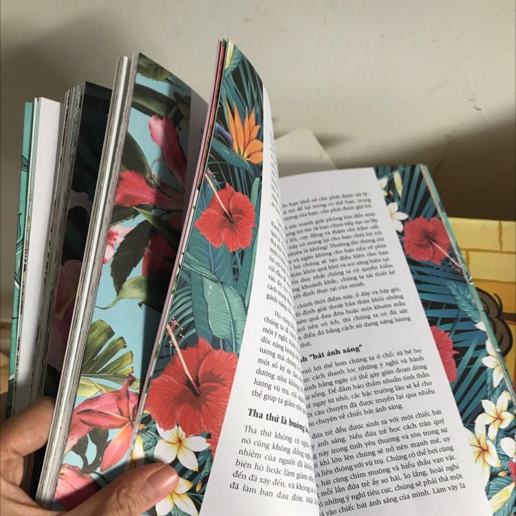 Chưa nói đến nội dung. Không hiểu sao cách trình bày của cuốn sách này rất khó chịu, cỡ chữ và fonts chữ thay đổi liên tục. Hình ảnh minh hoạ lại quá nhiều và màu mè gây cảm giác đọc chữ khó chịu, như kiểu bị làm phiền vậy. Chất lượng giấy cũng k được đánh giá cao lắm.