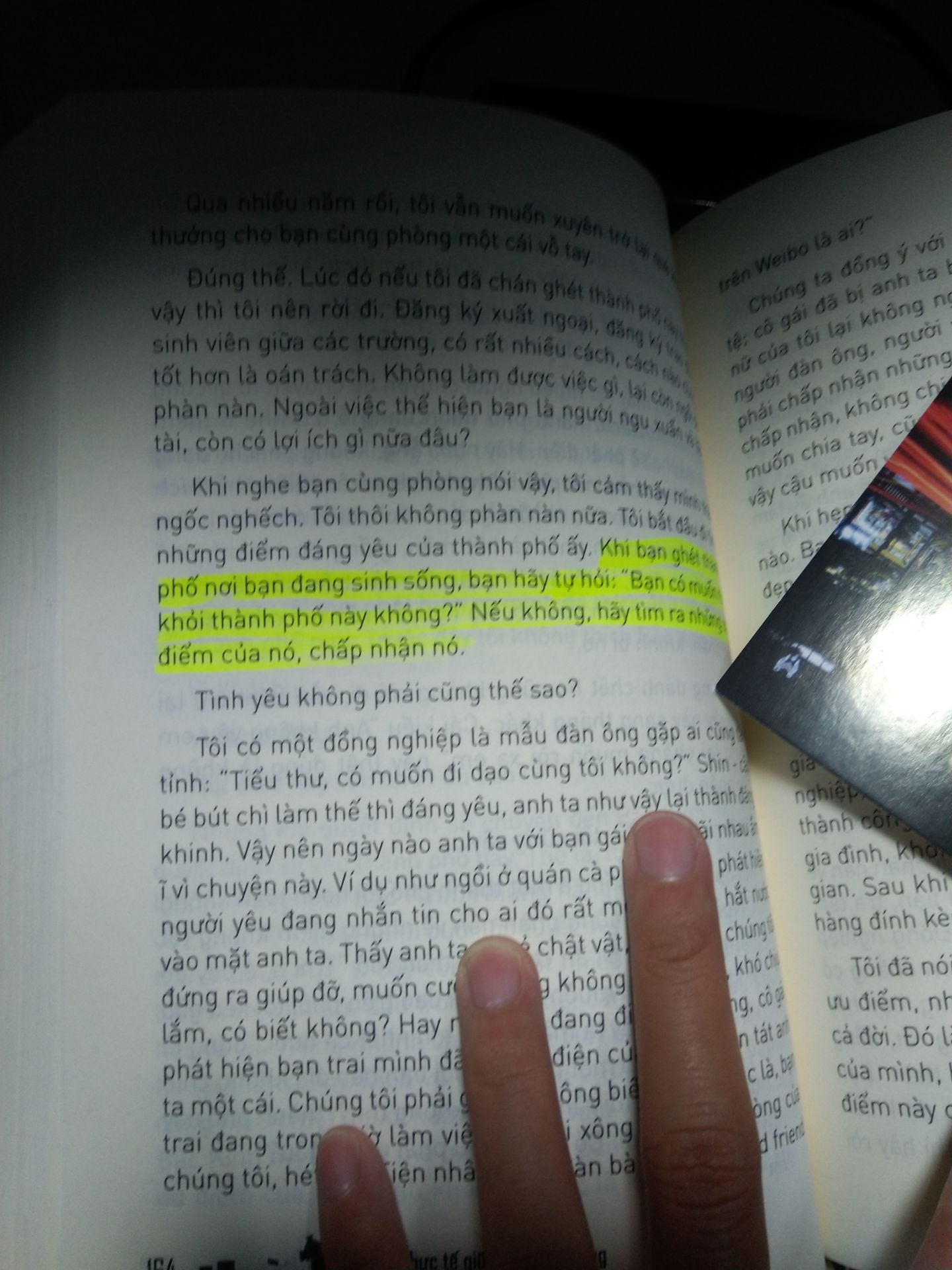 mình đọc và thấy cũng bình thường, không quá hay và mang nhiều thông điệp như những lời đánh giá trên mạng, một vài mẫu chuyện được chèn vào mà theo ý kiến chủ quan của mình thì nó hơi lan man. 
Nhìn chung là sách nên đọc, nhưng mình không hiểu sao lại chêm khá nhiều từ tiếng Anh trong này, hay do nguyên tác nó vậy, nên khi dịch ngta giữ nguyên.