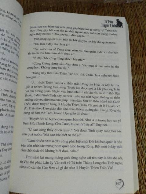 Cốt truyện lịch sử hay ,câu từ còn thô tục khi dùng tao- mày,sách tiki mới đẹp,đóng gói tốt,văn phong tác giả bình thường đôi với người viết văn như mình.Tâm linh thì bình thường không đặc sắc mua để đọc sử,sử cũng hơi bịa thêm một ít để ma quái thêm.