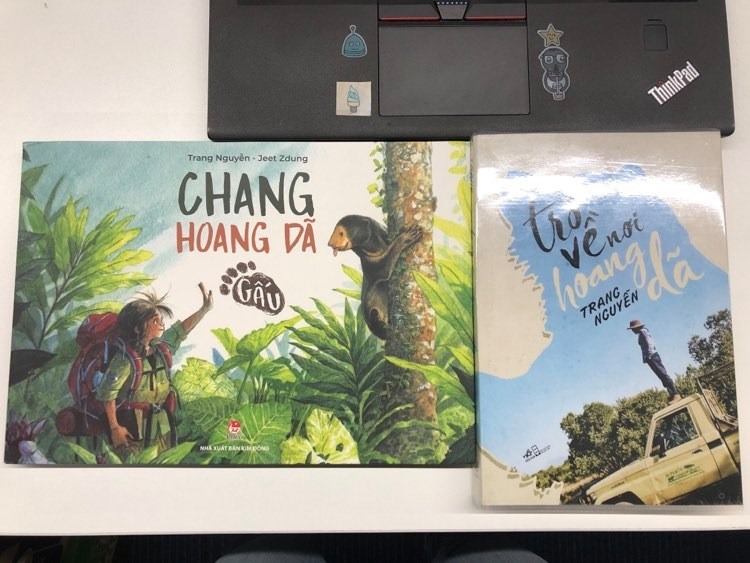 Sách rất đẹp, đẹp từ nội dung, bìa sách, từng trang sách, từng bức vẽ... Mình mua sách 1 phần vì muốn ủng hộ tác giả, họa sĩ và công tác bảo tồn động vật hoang dã, 1 phần vì yêu thiên nhiên, 1 phần vì bị lôi cuốn bởi đam mê và nhiệt huyết của tác giả Trang Nguyễn. Mình nhất định sẽ mua tiếp các phần tiếp theo của Chang hoang dã.