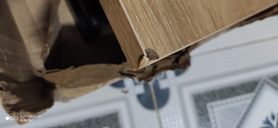 Sản phẩm: 4 sao, vì đơn hàng giao từ HN vào SG nhưng chỉ bọc bằng bìa carton, bề mặt bàn đáng ra nên bọc thêm 1 lớp giấy hoặc nhựa để không bị trầy. Lỗ khoan sẳn để bắt vít bị lệch, khi bắt vít vô làm xuất hiện vết nứt.
Vận chuyển: - 2 sao, giao hàng quá lâu, dự kiến giao thứ 5 mà qua tuần sau mới giao, thời buổi dịch bệnh nhờ người khác nhận giúp rất phiền phức. Mình - 2 sao này ko liên quan đến sản phẩm, cái này thuộc về tiki và đơn vị vận chuyển.
Đền bù + 1 sao, tổng 3 sao.