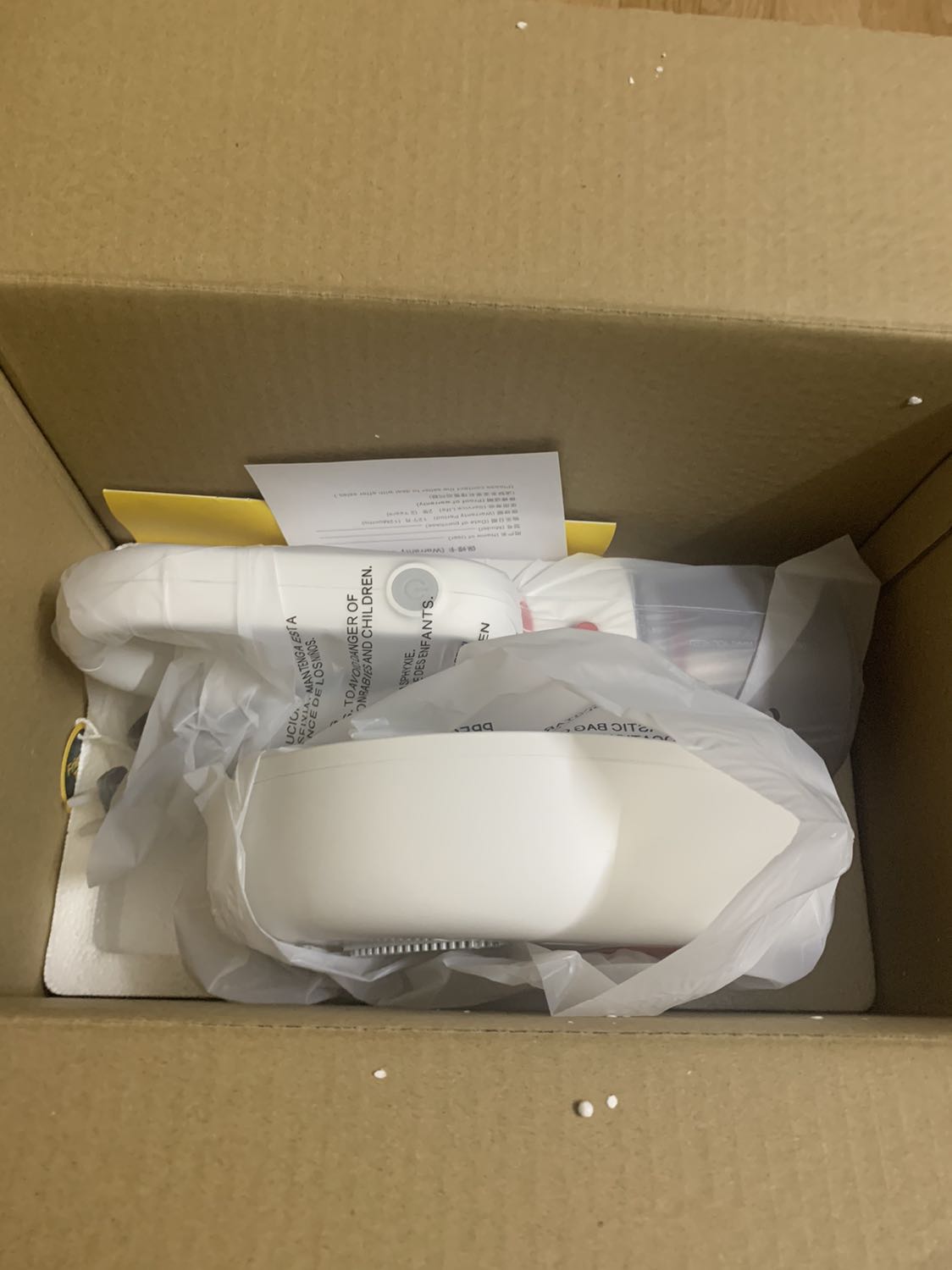 Tiki giao nhanh như 1 cơn gió, mất đúng 1 ngày đã có mặt ở nhà mình. Máy hút mạnh, ra rất nh bụi và tóc, hai đầu hút tiện dụng. Sản phẩn xứng đáng giá tiền.