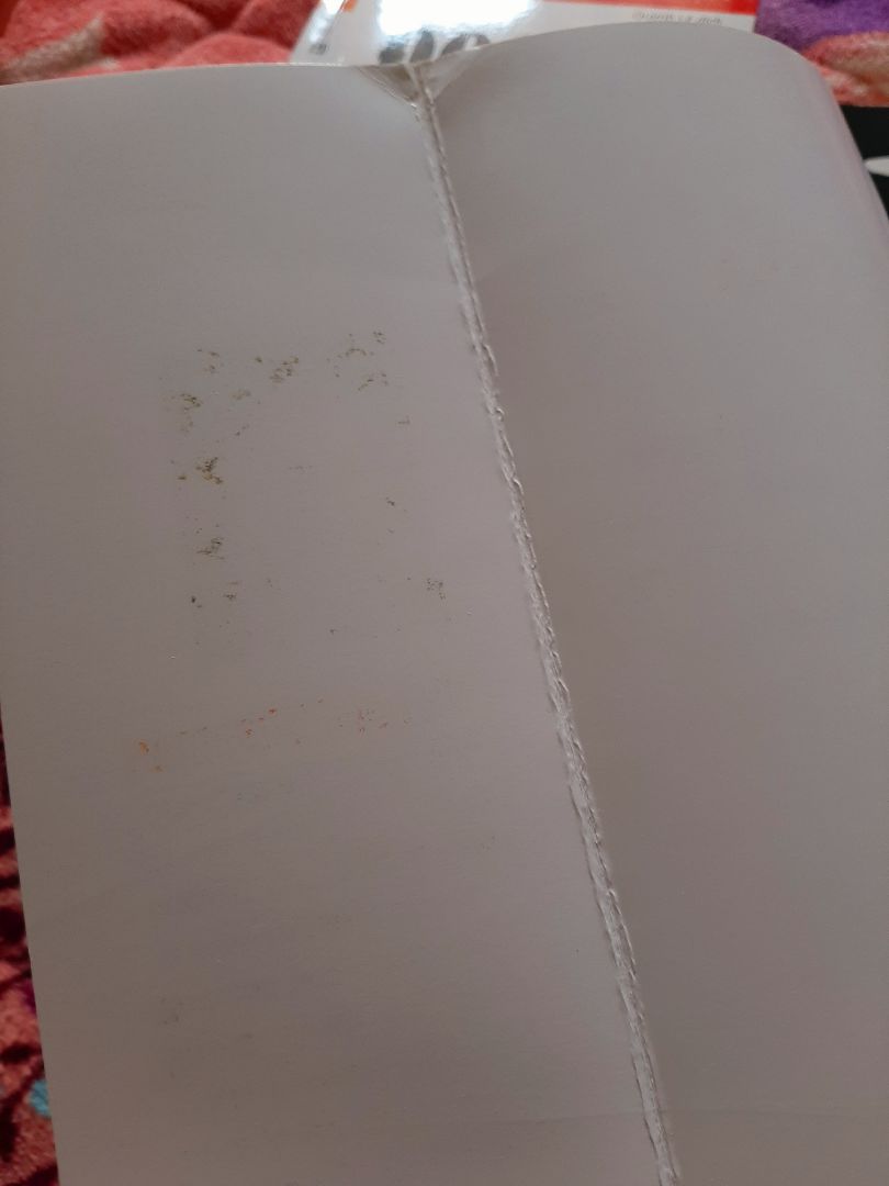 sách bọc không kĩ càng nhăn trầy xước.
Không hiểu sao chiều t2 tiki bảo là đã giao hàng thành công mà t3 mới nhận được hàng??
Hộp đựng hàng thì nhàu nát?