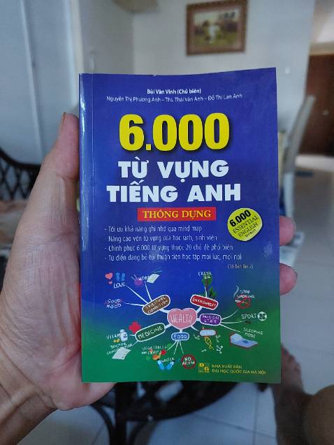 Sách ở dạng bỏ túi, in màu, giấy cao cấp.