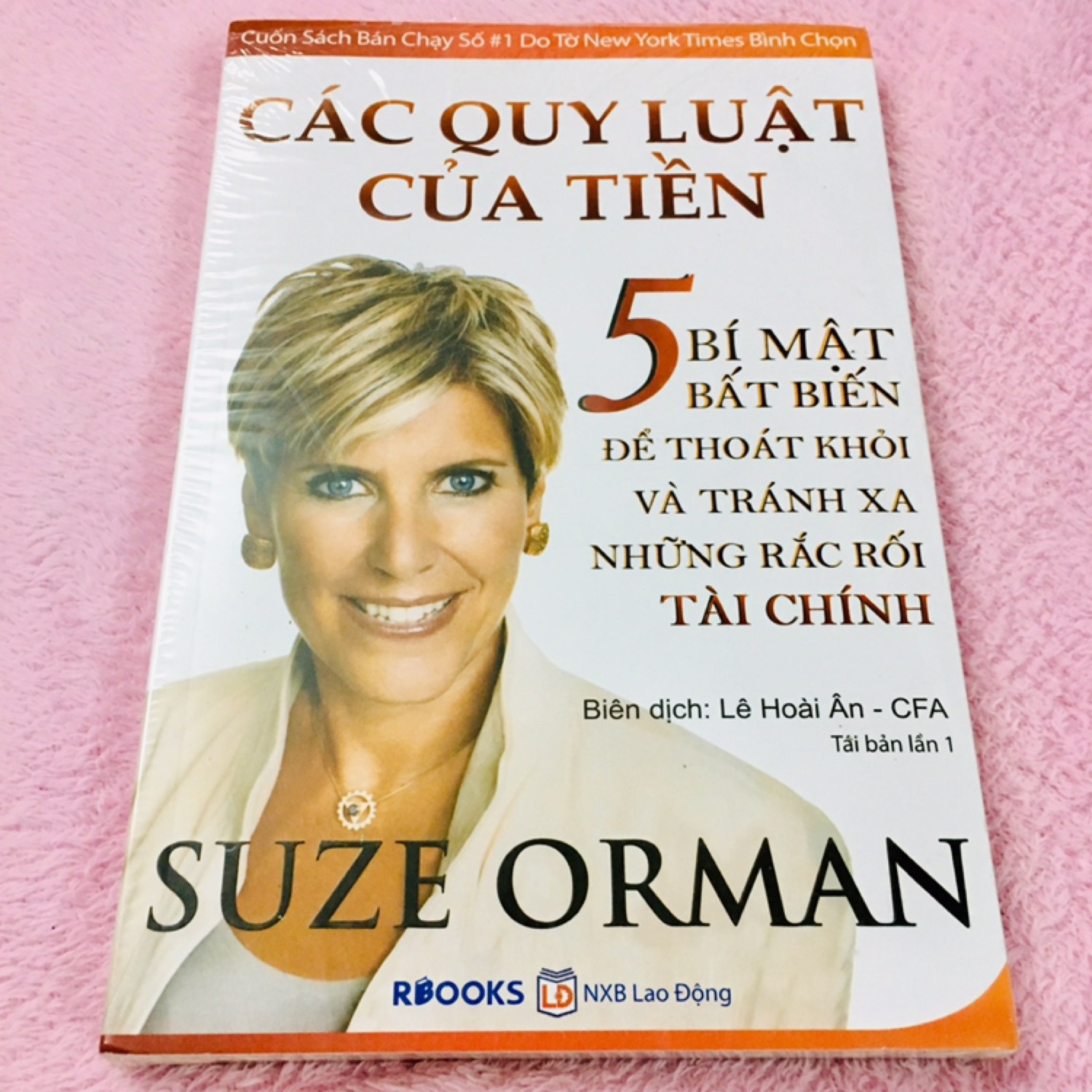 DĐúng như tên gọi, đây là những quy luật bất biến của tiền bạc. Nhưng không phải ai cũng nhận ra. Cuốn sách này đã cho mình cơ hội để nhìn nhận lại cách mình ứng xử với tiền bạc trước kia thật có nhiều lỗi sai. Ai cảm thấy có nhiều rắc rối với tiền bạc thì nên đọc nha.