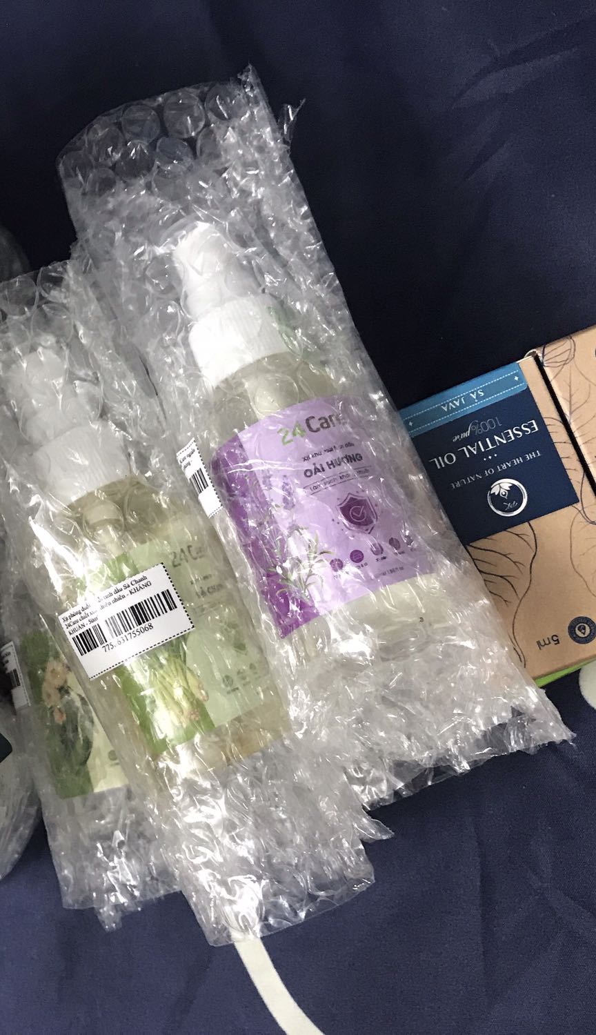 Giao hàng nhanh, bao nhãn chai cg rất đẹp. Có mất chai xịt phòng này tiện lợi lắm lun, ăn uống xong lấy ra xịt rồi lau bằng khăn giấy cái là sạch sẽ thơm tho. Mùi sả chanh xịt thấy bay mùi thức ăn nhanh chóng mà ko gắt nạ còn oải hương mình dùng xịt trong phòng ngủ với quần áo cho thơm. Thanks shop nhìu, shop hỗ trợ rất nhiệt tình.