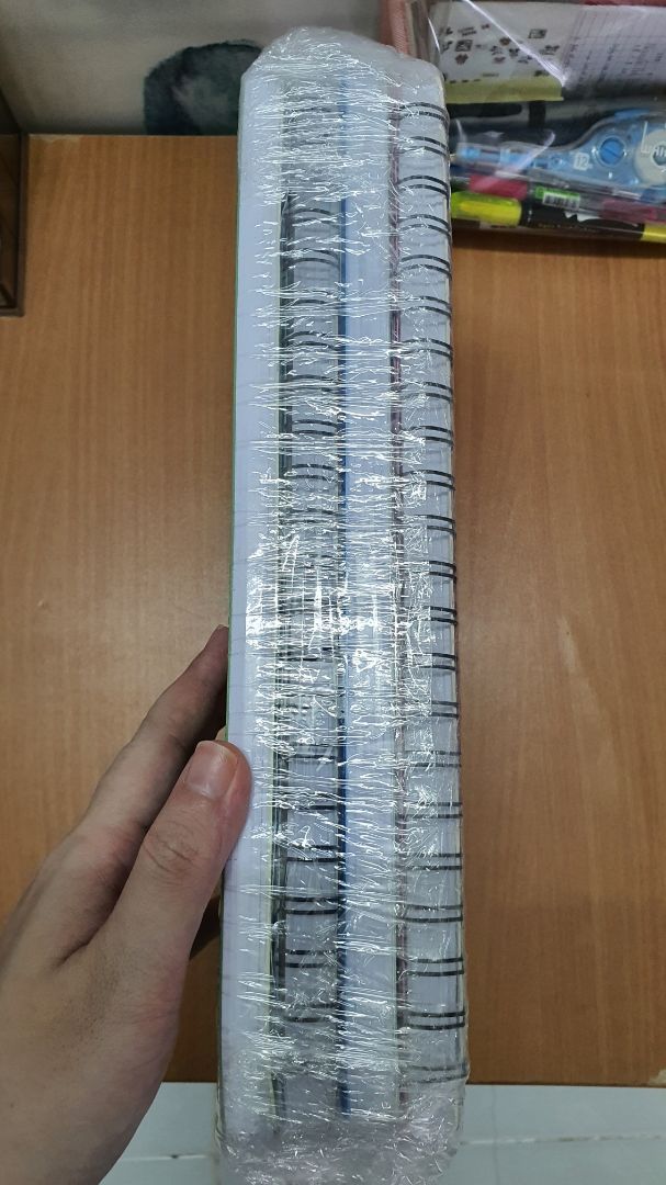 Đóng gói kỹ lưỡng. Sổ đẹp. Các đầu góc sổ hơi bị cấn, xước nhưng nhìn chung vẫn ổn. Đáng để mua.