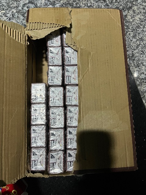 Hàng giao tới nơi bị rạch lấy mất một lốc sữa, không biết là do bên nào. Nhưng mình vẫn cho 5 sao vì shop rất nhiệt tình vaf vui vẻ xử lý tình huống.