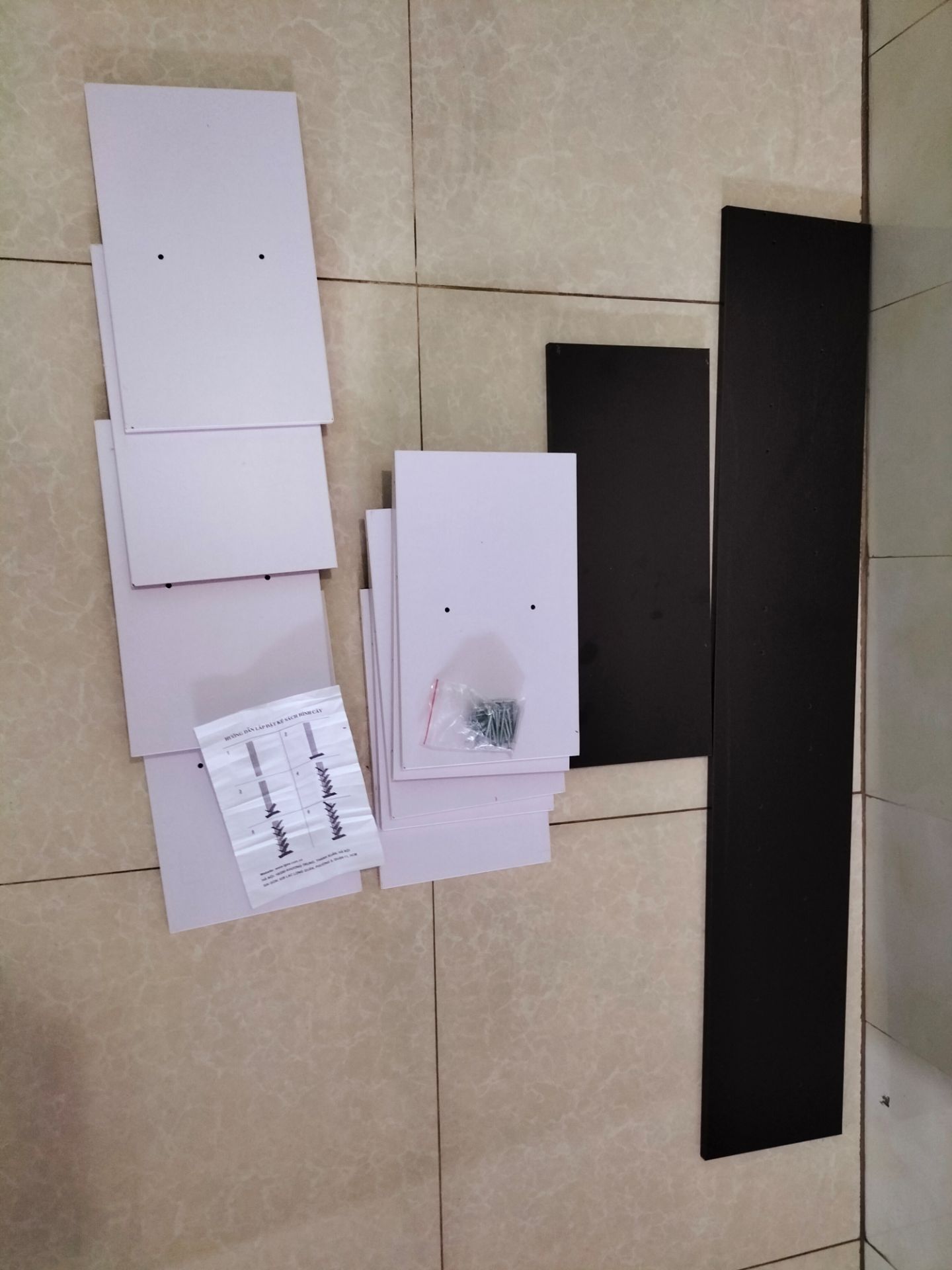 Mới nhận hàng sáng nay, kiểu dáng lạ mắt, để sách gọn gàng, thuận tiện phù hợp với ko gian nhỏ. Dễ dàng lắp ráp, tuy nhiên còn thiếu 2 chiếc đinh. May nhà có sẵn đinh phù hợp