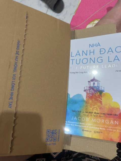 Mới mua về chưa coi nội dung sẽ bổ sung sau,  sản ohaarm đóng goai rất kỹ , sách có bọc kính ko móp gáy sách , giao hàng rất nhanh