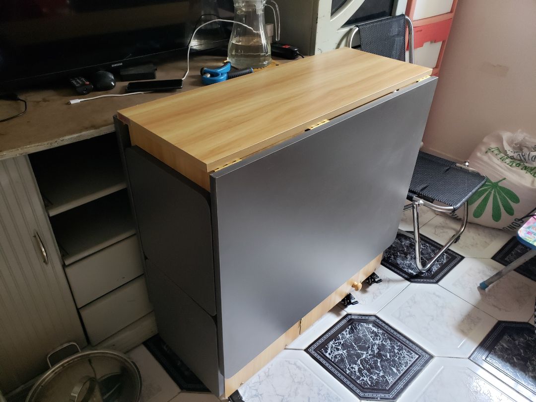 Đẹppppp, mới mua thấy cứng cáp lắm, chỗ chân bàn mở ra còn có chốt cố định nữa, hi vọng bền. Có điều do mình yêu cầu gắn thêm bánh xe nên bàn cao lên, người ngồi hơi bị thấp xuống.