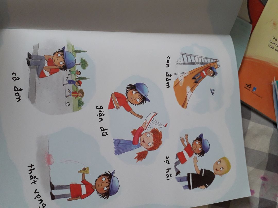 bộ sách rất hay và ý nghĩa giúp trẻ biết gọi tên cảm xúc của mình, biết cách giải quyết những cảm xúc tiêu cực.
Bộ sách phù hợp với trẻ 3 tuổi+.
tranh vẽ đẹp, màu sắc hài hòa.