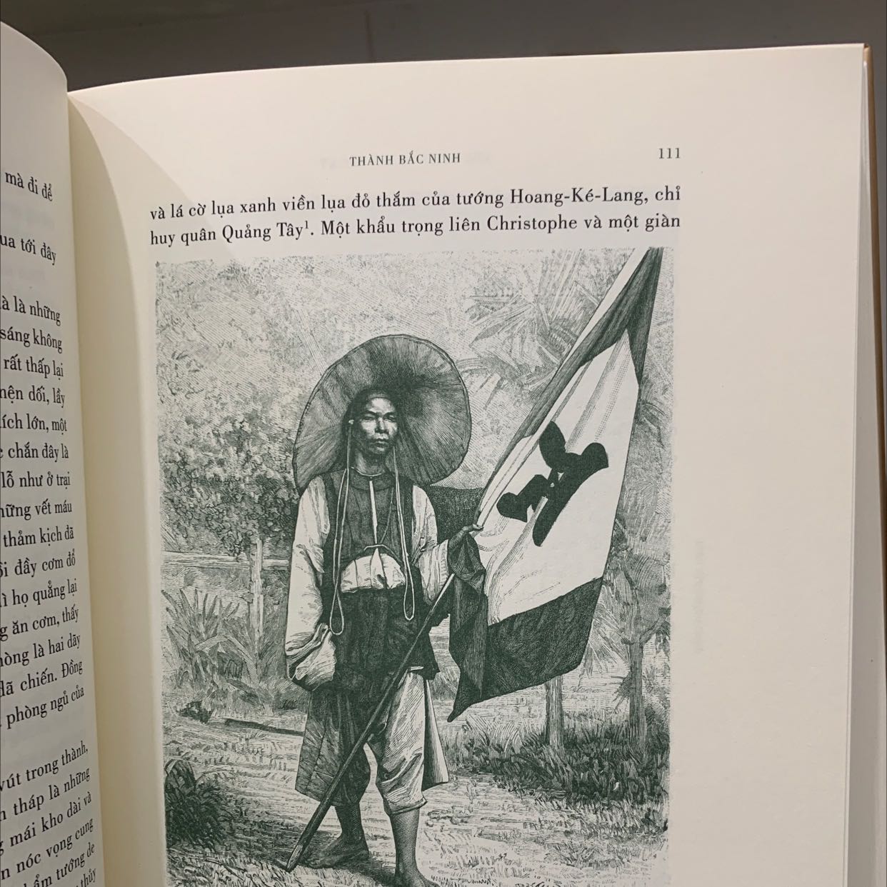Sách quá đẹp, cầm quyển sách mà hạnh phúc quá trời. Sách rất hay, dành cho những bạn yêu thích lịch sử, muốn tìm hiểu đất nước và người dân thời xưa. Ngoài ra còn cho tranh vẽ và ảnh minh hoạ chân thực cho ta hình dung được cuốc sống của dân ta thời trước như thế nào. Chất lượng sách rất tốt rất đẹp và mình mua được với giá tuyệt vời 220k, mình hạnh phúc quá:))))))