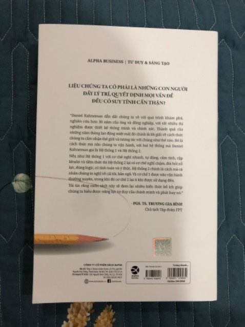 Sách được bọc rất cẩn thận luôn, giao hàng nhanh, bìa đẹp, chất lượng giấy và in ấn tốt. Về nội dung tuy mới chỉ đọc phần đầu nhưng nhìn chung có bố cục rõ ràng, nếu chỉ đọc lướt thì sẽ thấy khá khó hiểu nhưng nếu tập trung và đọc chậm rãi thì sẽ thấy sách viết rất hay.