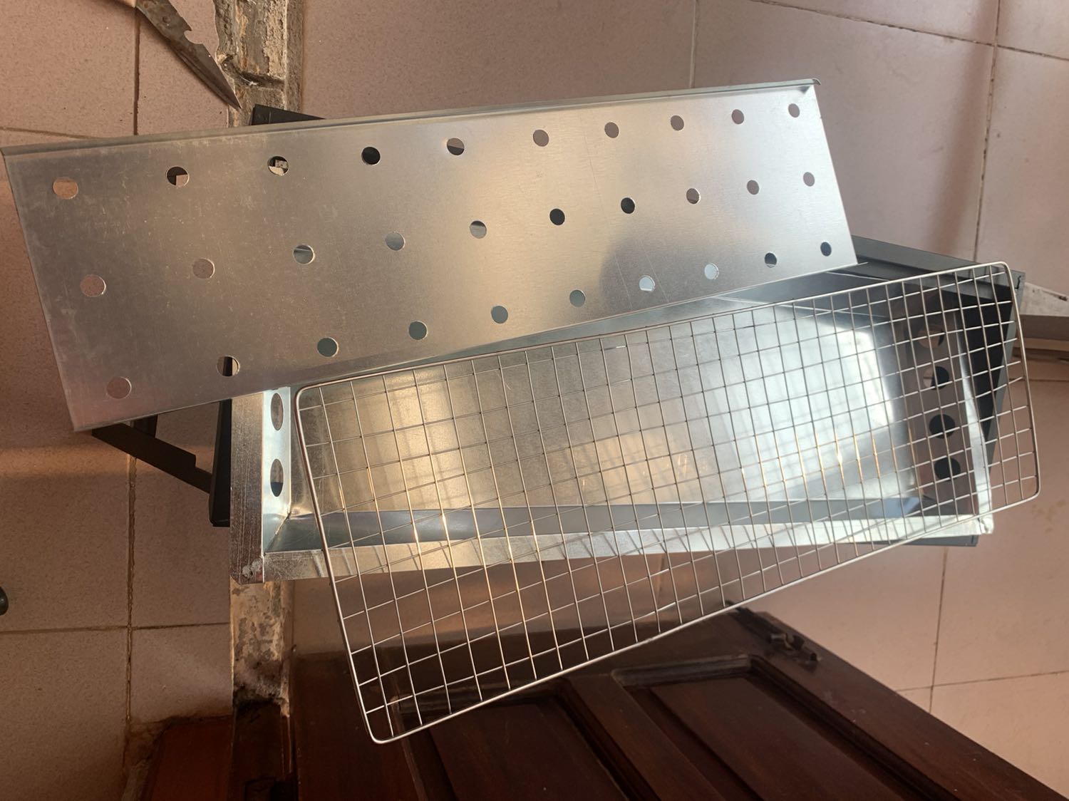 Hàng chất lượng kém, chưa kể cái khay than không biết sao để vô, cứ tưởng dễ lấy ra và đưa vào như hình. Còn cái vĩ nướng thì quá tệ, ko giống như hình