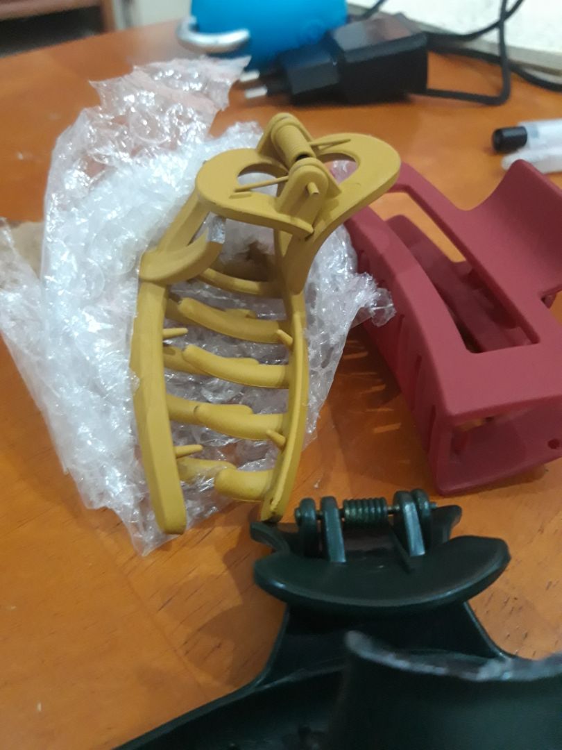 Mình đặt 3 kẹp nhưng gãy mất 2 kẹp. Nên đóng hàng vào hộp giấy để bảo vệ hàng tốt hơn.