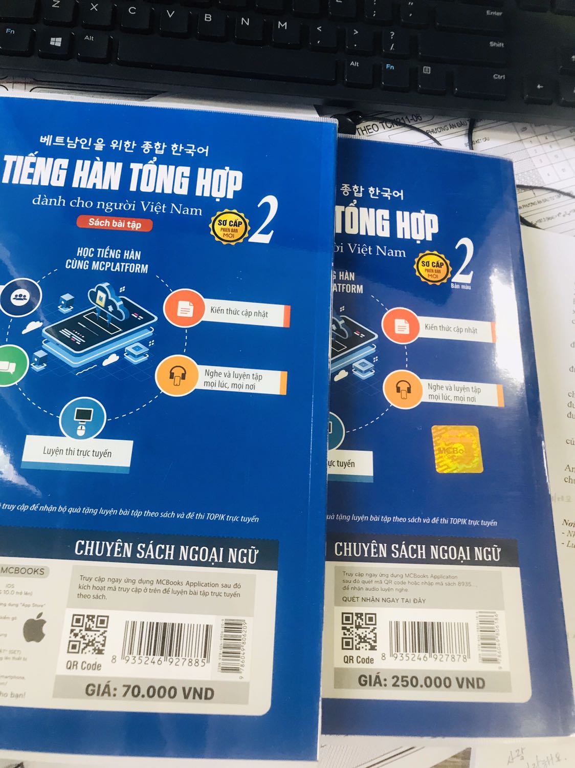 Không đùa được đâu mọi người ơi, quá ư là xịn xò luôn ạ. Sách phát hành có bản quyền, chất lượng giấy tốt, giá sale còn rẻ hơn đi photo bản lậu, có file nghe trên app của Mcbooks nữa ạ, thật sự tiện lợi đó ạ. Khuyên mọi người nên mua