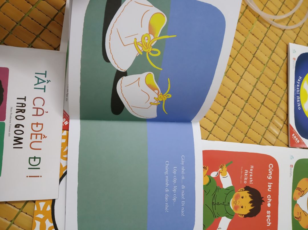 tiki giao hàng nhanh. Sách đẹp, tranh vẽ rõ ràng, bé rất thích. Giá in bìa cả 7 cuốn đều 29k tính ra mua combo trên tiki vẫn lợi hơn ra nhà sách nhiều.