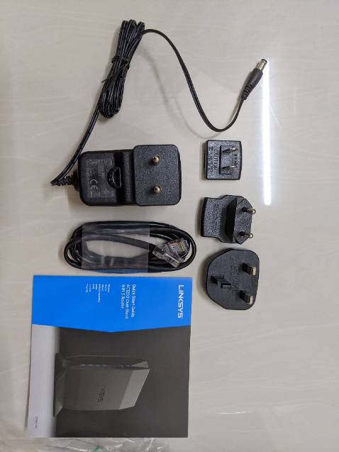 Nhỏ gọn, đẹp. Sóng mạnh khi ở gần (づ⁠｡⁠◕⁠‿⁠‿⁠◕⁠｡⁠)⁠づ.
Nhà cung cấp đóng gói sản phẩm nhìn sợ 1 chút. Có mấy lớp xốp bóng khí thôi.
Phụ kiện gồm: router, nguồn 12V, 1 dây Ethernet, HDSD, và các chấu tích hợp thay đổi với nguồn.
Đọc thấy k có dây LAN nên làm bấm dư 1 dây 😅