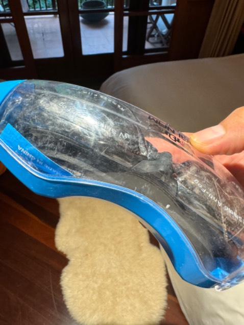 Kính cũ. Vỏ hộp trầy xước