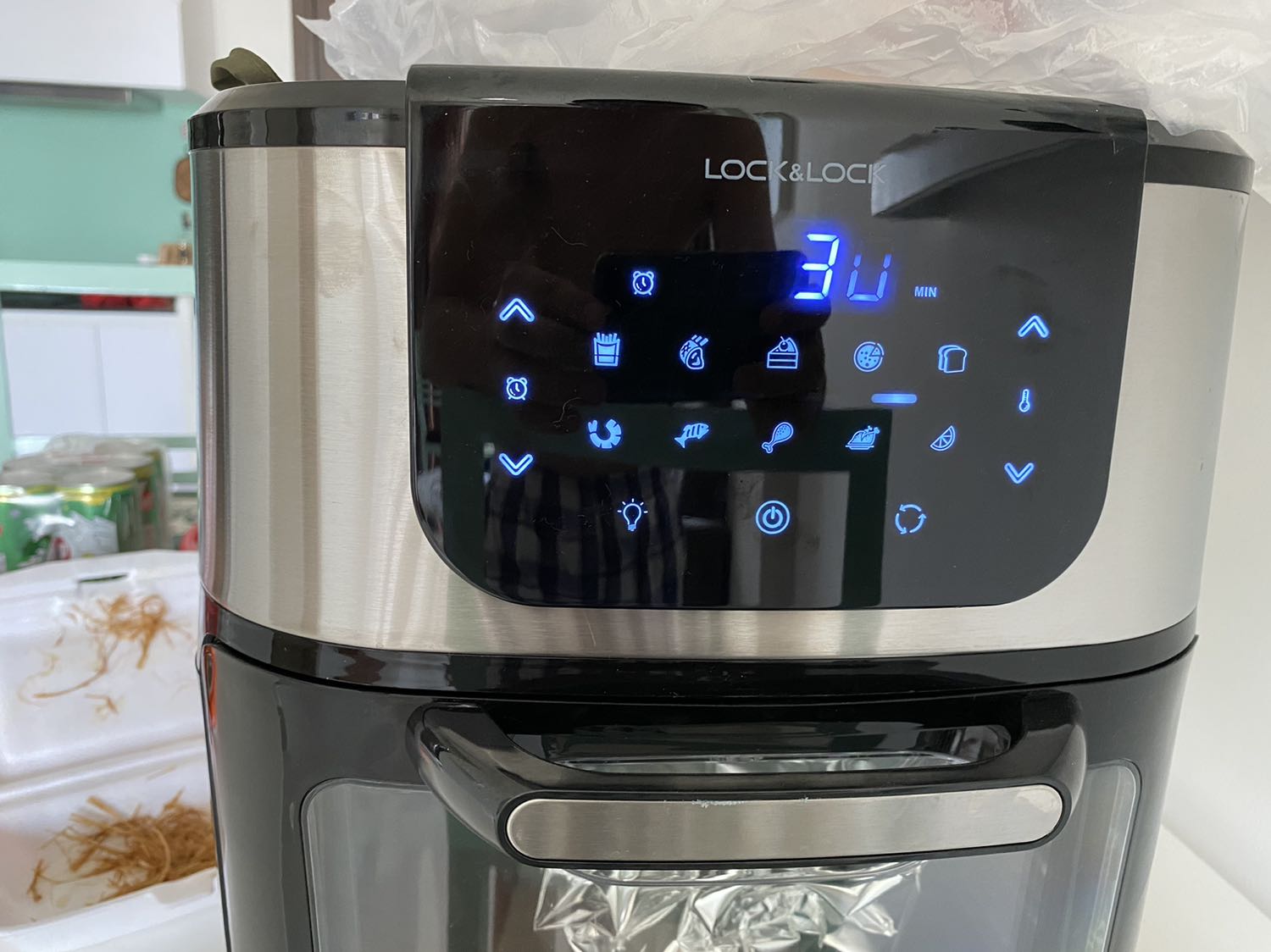 Đặt tiki now nhưng sản phẩm giao trễ, nhân viên cskh k nắm rõ chính sách và tình hình đơn. Mình còn phải gọi điện cho *** để báo lại giờ nhận đặt nhưng nhân viên không xử lí, phải để shipper gọi lại nhiều lần. Dịch vụ lần này thật sự quá tệ! Bồi thường giao hàng không thoả đáng!