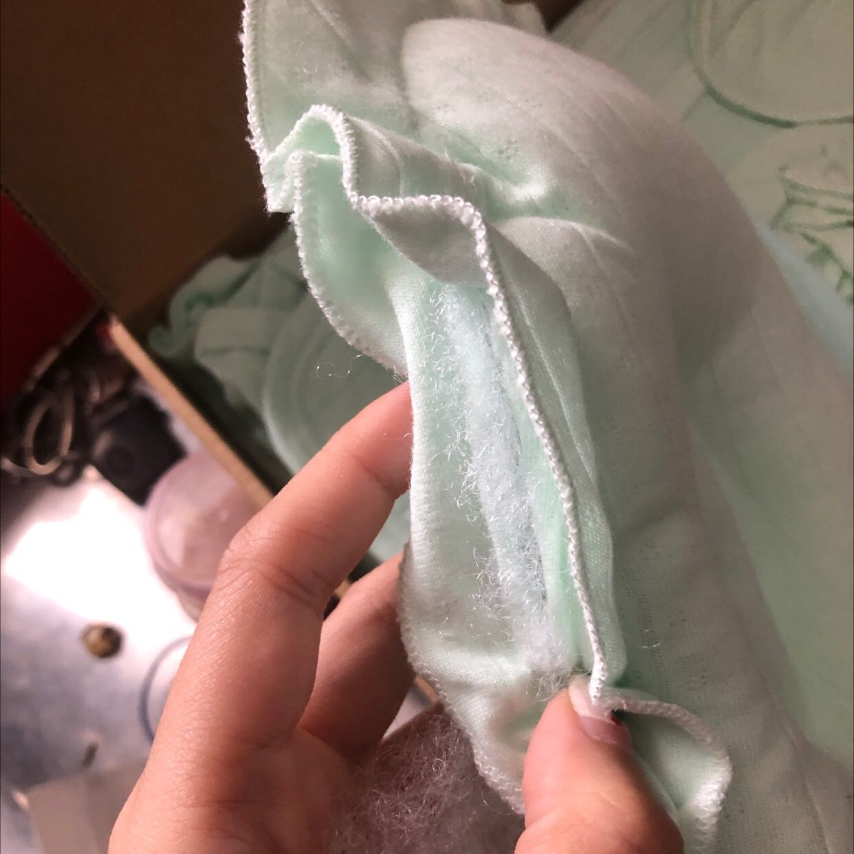 Gối chưa gì bung chỉ lòi cả ruột ra ngoài.