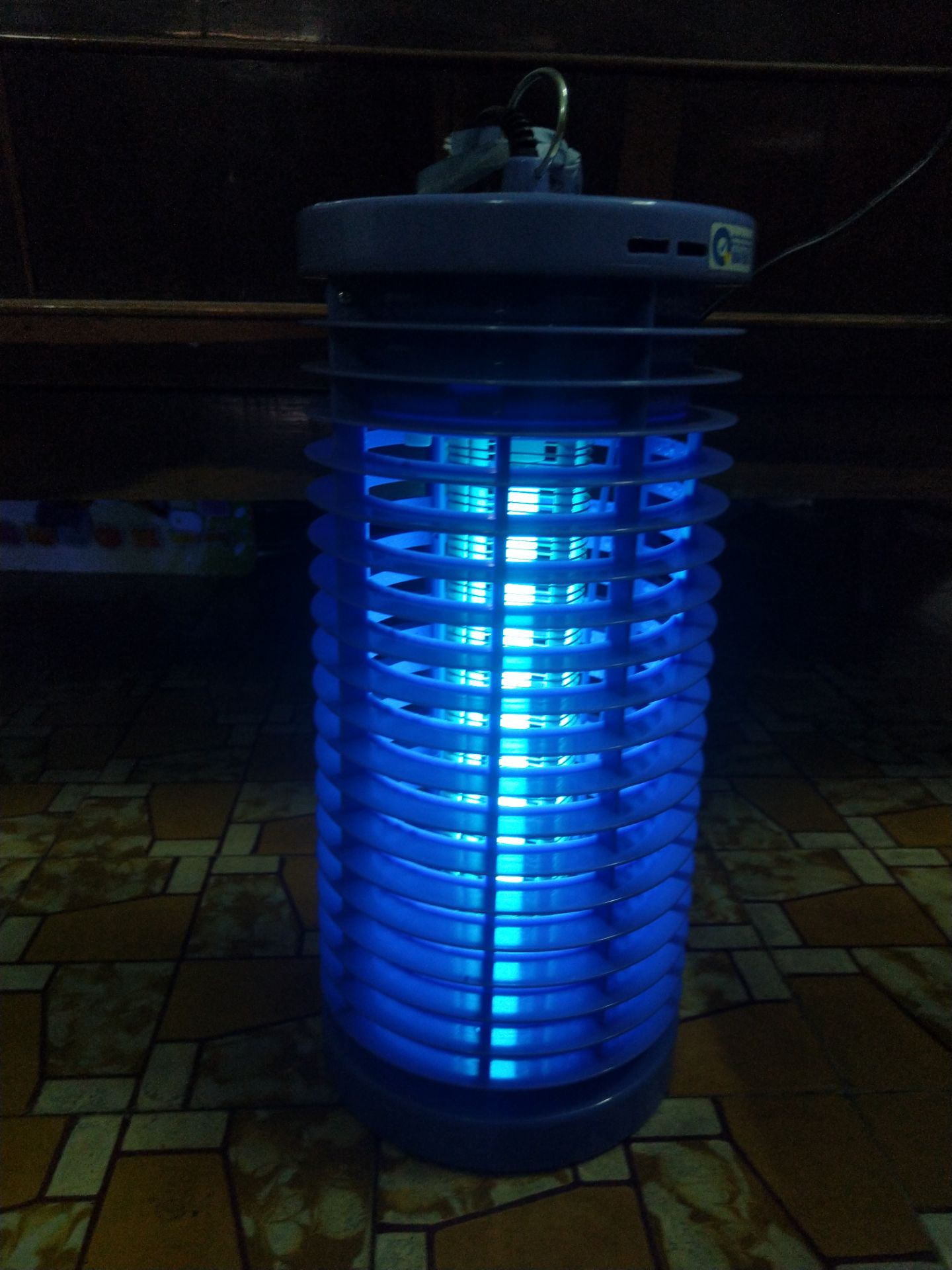 Kích thước đèn khá to hơn các loại đèn trên thị trường nhưng hiệu quả bắt muỗi vẫn rất tốt, có vẻ là tốt hơn so với đèn cũ của hãng khác mình đã mua. Mình quyết định mua đèn Đại Sinh vì bóng đèn có thể thay được trong khi các hãng khác lại không, lỡ bị cháy bóng là xem như bỏ cả đèn.