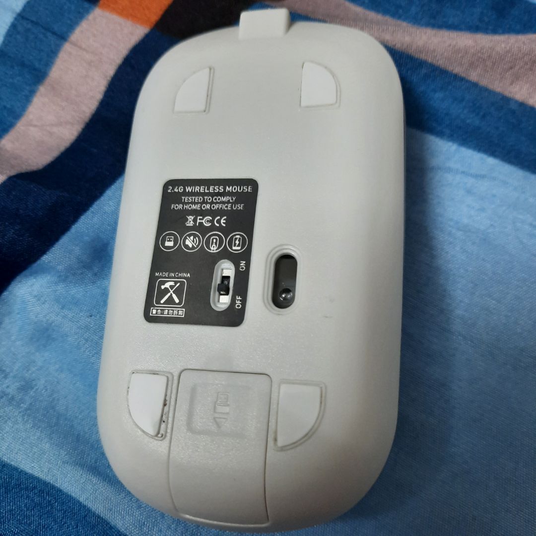 chuột mua mới mà như xài chuột cũ. Xước, bẩn. Bấm thì êm mà k biết dùng tn.