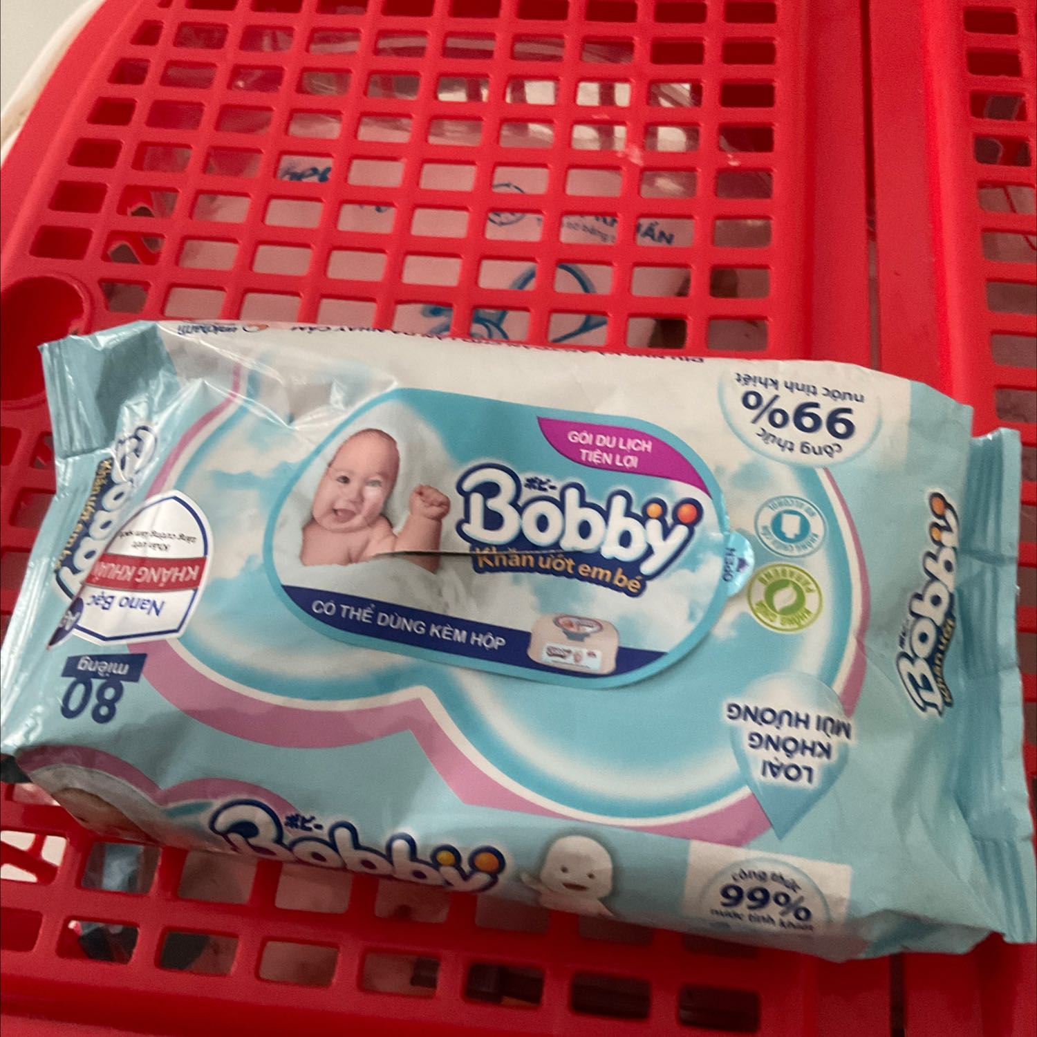 Sửa dụng gần hết rồi mới ngoi lên đánh giá. Sản phẩm dùng phù hợp với em bé. Hơi tiếc là gói này số lượng miếng ít và không có nắp chặn mỗi khi rút khăn thường kéo thêm vài khăn không mong muốn, mong sản phẩm cải thiện thêm.