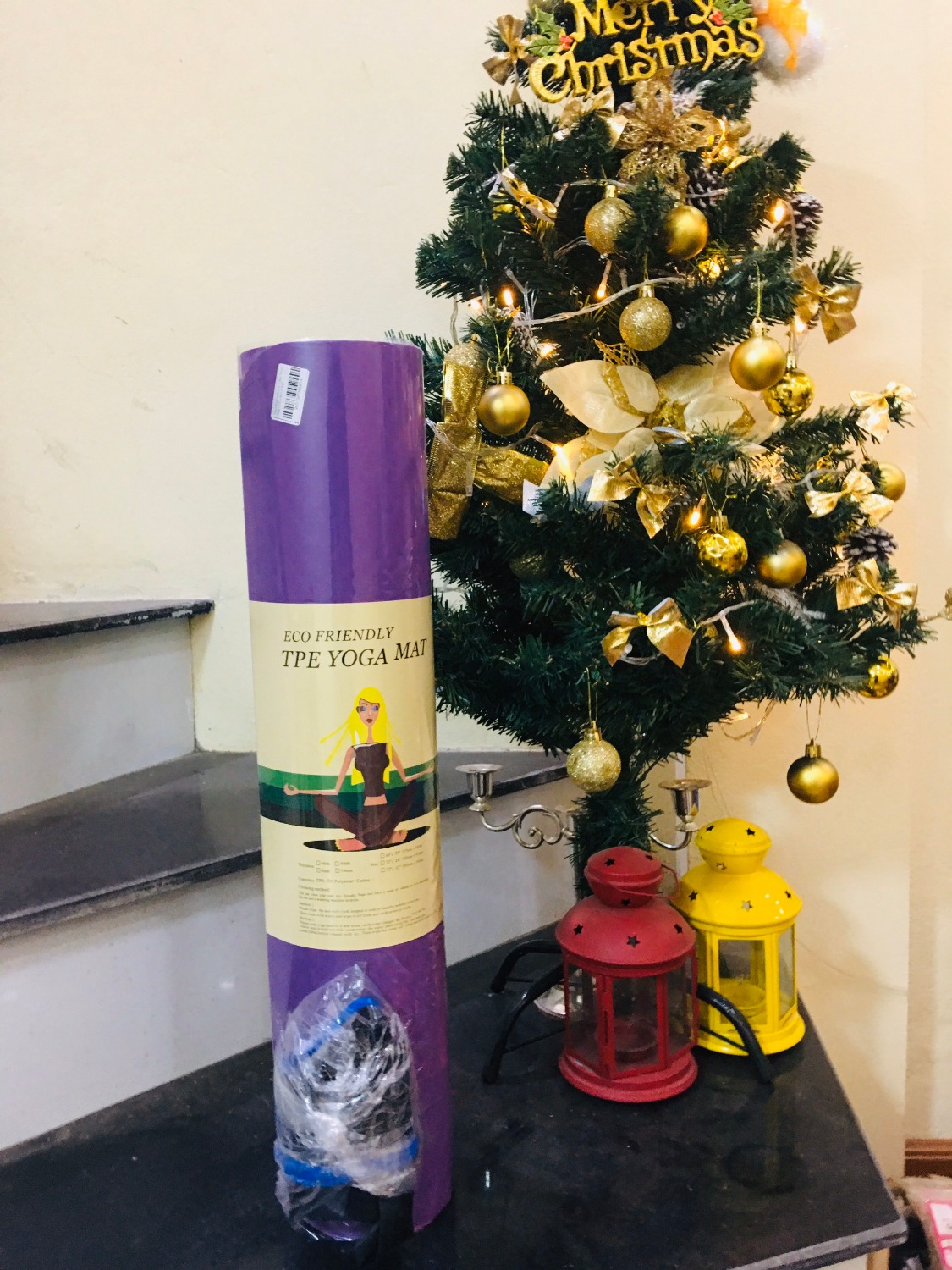 mình là người cao và to nên tập cũng phải đòi hỏi đồ tập phải chịu được sức nặng với chất lượng sp phải đàn hồi hì hì! 
Sau khi nhận hàng thì có nhận xét:
- Đây là shop duy nhất mình thấy có túi và dây đi kèm, túi đựng tiện lợi khi đi ra ngoài, dây kéo cũng chắc, siết chặt.
- Mình mua thử dùng ok, mua cho bạn gái mình 1 cái màu xanh nữa. đều không bị sẹp, ko bị lún. So với thảm ko có thương hiệu thì tốt hơn hẳn, thảm ko thương hiệu thấy lún lắm, dẫm chân lâu 1 chỗ là không đàn hồi lại bình thường được
- Có nhiều màu sắc chọn lựa, mình thì chọn màu này vì thích màu này và nó sạch sẽ
- Nhìn chung bằng đấy thứ mình rất tâm đắc, thời gian thì giao hàng cũng nhanh nên hôm nay mới ngồi review cho anh chị em được!!! Tìm hiểu ra bên miDoctor này chuyên bán hàng thể thao rất chất lượng đấy chứ!!!
****Sẽ còn ủng hộ