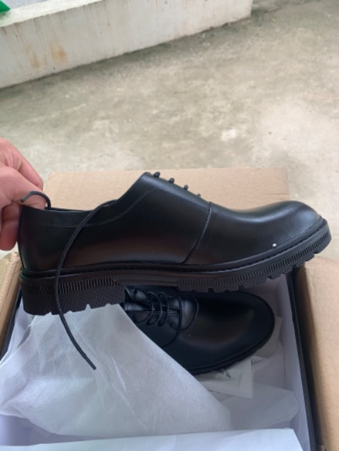 Tôi sẽ ủng hộ shop này nhiều nữa vì chất lượng thì khỏi bàn, đặc biệt là thái độ và cách thức phục vụ của shop cực kì chuyên nghiệp. Mình mua đôi giày size 42 khá to so với chân của mình nên đã đề nghị shop đổi xuống size 41. Ngay 1-2 ngày sau đã thấy đổi được đôi mới. Đã thế shop còn hỗ trợ phí ship 1 chiều cho mình. Thực sự thích shop này!
