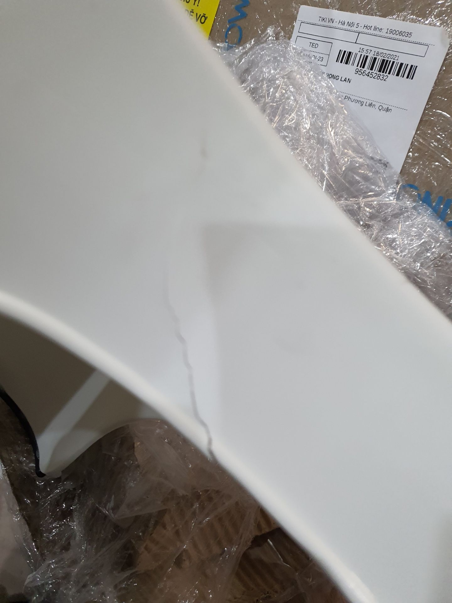 sản phẩm tôi mới nhận sáng nay đã bị vỡ, ko biết bộ phận nào đã lấy băng dính dán vào??