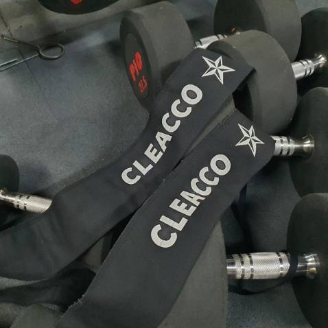 Rất hài lòng , mình mua dùng tập street workout với tập gym  đều ok cả , càm giác sau khi bó cổ tay rất chắc chắn , thực hiện các bài khó cảm giác yên tâm hẳn ,. màu sắc và mẫu mã rất ok , thấy còn đẹp hơn cả mẫu của nước ngoài . Giá rẻ phù hợp