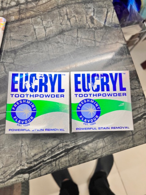 Mặc dù có tặng kèm nước sốt và giao hàng cẩn thận, nhưng cái lớp chữ trên hộp đụng nhẹ là bay hết nên thấy rất lo lắng