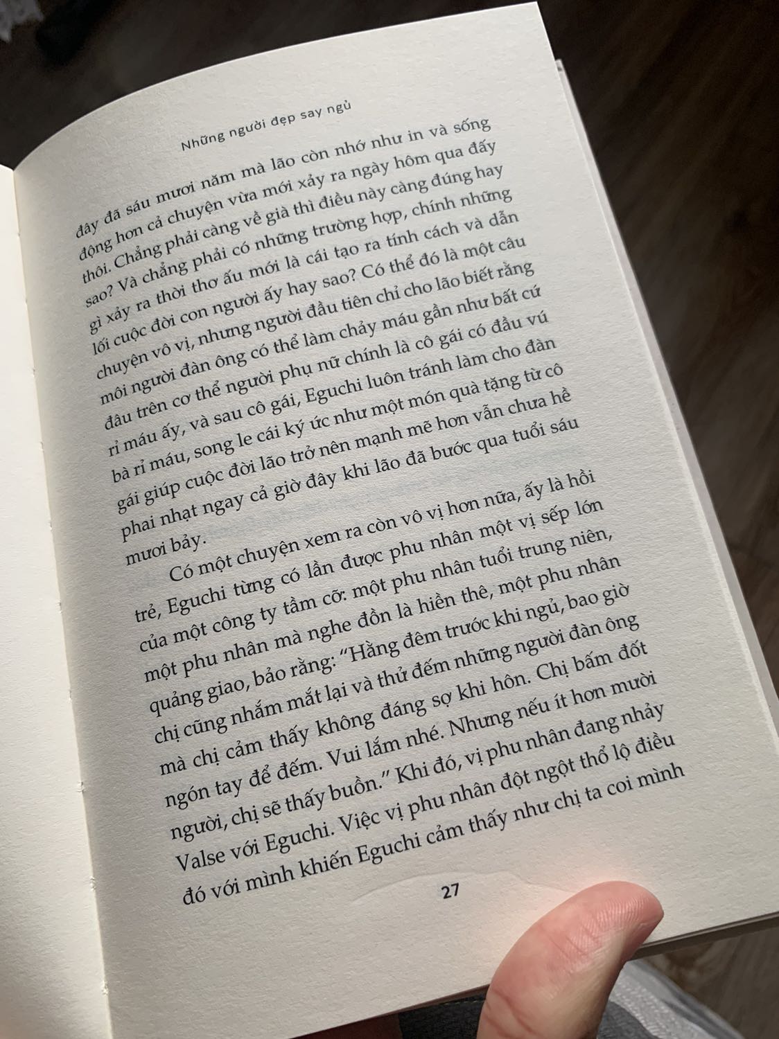 truyện nghiêng về diễn biến nội tâm và tả thực. Tác giả đã khá thành công khi khắc hoạ khung cảnh của nhân vật chính với những cô gái say ngủ. Nhưng những hồi tưởng đan xen lại khiến mình đôi khi không load kịp. 
Miêu tả rất nhục dục. Có thể như mở đầu 1 cuốn truyện *** nhưng không có cao trào, vì cách hành văn hay. 
Sự nhân đạo và những suy nghĩ về tuổi già là cái cốt lõi mà TG muốn mang đến cho người đọc. Nhưng bản thân mình thấy truyện hơi ngắn để miêu tả hết diễn biến nội tâm, và cao trào ở truyện được đặt phần kết, khác với các cuốn sách khác. 
Nếu bạn nào không thích sự dài dòng thì ko nên đọc cuốn này