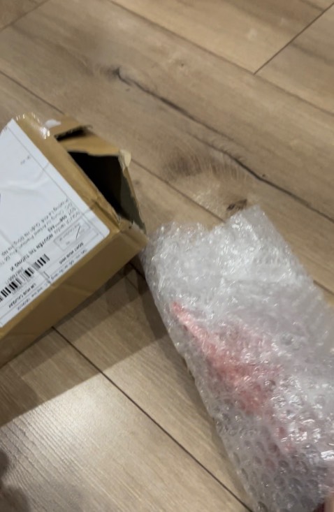 Sản phẩm bọc chống sốc chay, không full box như quảng cáo. Ko biết có phải hàng thật không