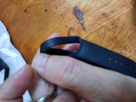 Dây không sử dụng được, bên trong không có rãnh giữ mặt đồng hồ, gắng vô đeo sẽ rớt, chán, tốn tiền cắt bỏ.