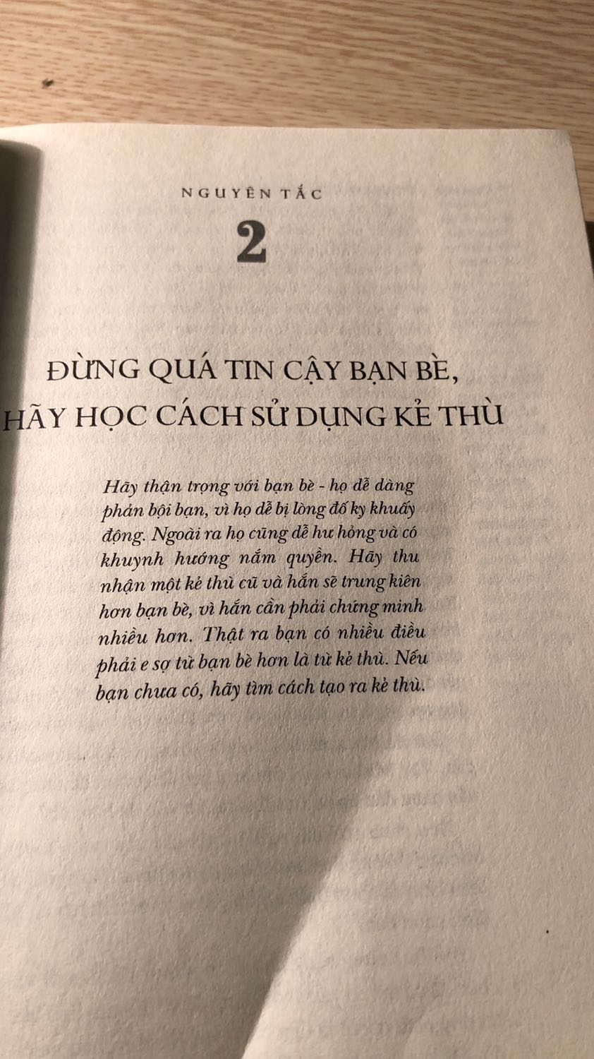 Nói chung sách này cũng giống mấy quyển binh pháp diễn giải khác. Tác giả tổng hợp các câu chuyện và đưa ra diễn giải, kết luận của mình theo thuyết âm mưu. Ko phải kinh nghiệm thực tế của tác giả. Đọc mấy thể loại này phải cẩn thận. Ko là tâm trí bị đầu độc. Vì sách có quá nhiều cái nhìn tiêu cực, có quá nhiều độc tâm.